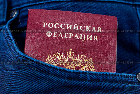Паспорт гражданина РФ в кармане джинсов. Стоковое фото, фотограф Анна Аникова / Фотобанк Лори