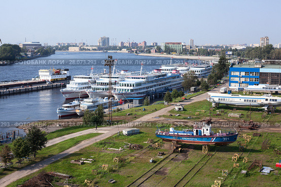 Пассажирские круизные теплоходы на причале в Уткиной заводи. Санкт-Петербург (2011 год). Редакционное фото, фотограф Кекяляйнен Андрей / Фотобанк Лори