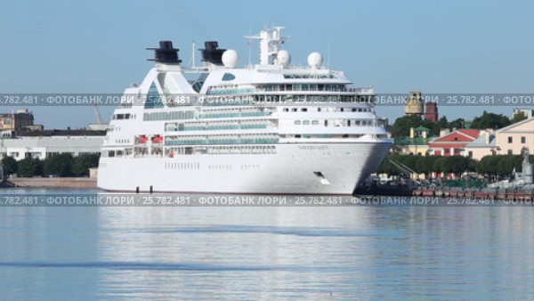 Пассажирский лайнер Seabourn Quest пришвартован на набережной Лейтенанта Шмидта в Санкт-Петербурге (2016 год). Редакционное видео, видеограф Сергей Дубров / Фотобанк Лори