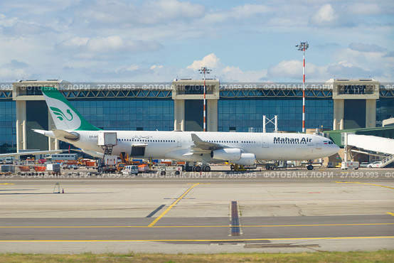 Пассажирский самолет  Airbus A340-300 (EP-MMB)  Mahan Airlines в аэропорту Мальпенса. Милан, Италия (2017 год). Редакционное фото, фотограф Виктор Карасев / Фотобанк Лори