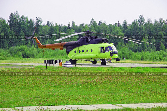 Пассажирский вертолет Ми-8, стоящий на сельской вертолетной площадки села Хулимсунт ХМАО-Югра (2017 год). Редакционное фото, фотограф Круглов Олег / Фотобанк Лори