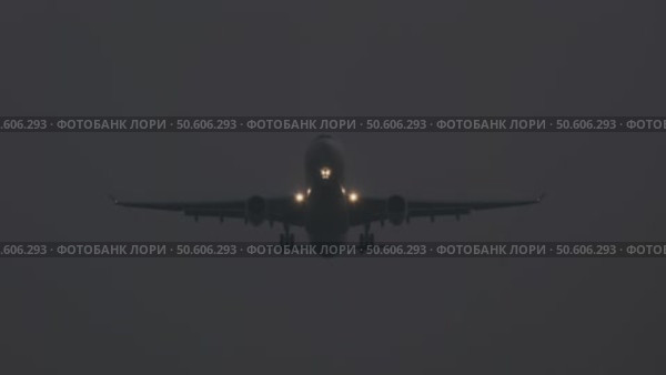 Passenger plane landing at night. Стоковое видео, видеограф Михаил Коханчиков / Фотобанк Лори