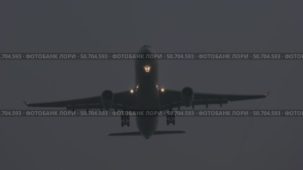 Passenger plane landing at night. Стоковое видео, видеограф Михаил Коханчиков / Фотобанк Лори
