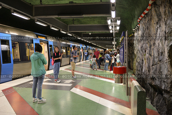 Passengers at Kungstradgarden, station of Stockholm metro (2018 год). Редакционное фото, фотограф Валерия Попова / Фотобанк Лори