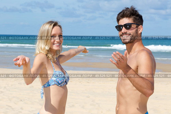 passionate couple near the sea. Стоковое фото, агентство Ingram Publishing / Фотобанк Лори