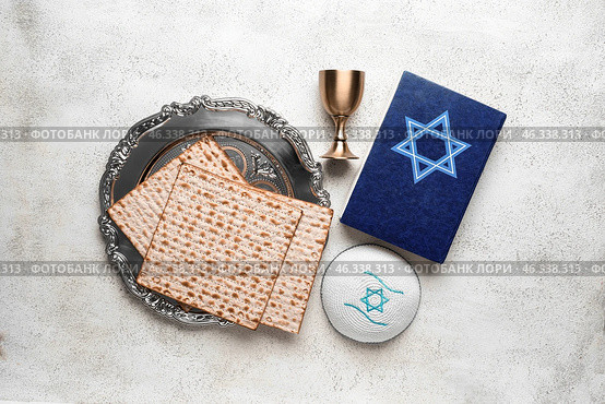 Passover Seder plate, flatbread matza, kippah and Torah on light background. Стоковое фото, фотограф Pixel_shot / Фотобанк Лори