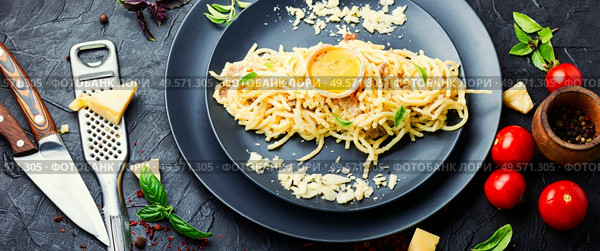Pasta carbonara or spaghetti with bacon and parmesan cheese.Italian food. Pasta carbonara with bacon. Стоковое фото, агентство Ingram Publishing / Фотобанк Лори