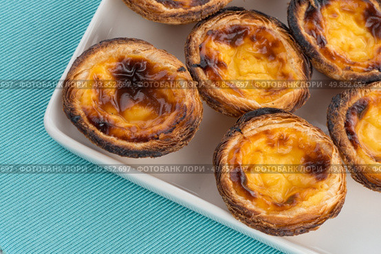 Pastel de nata, typical pastry from Lisbon - Portugal. Стоковое фото, агентство Ingram Publishing / Фотобанк Лори