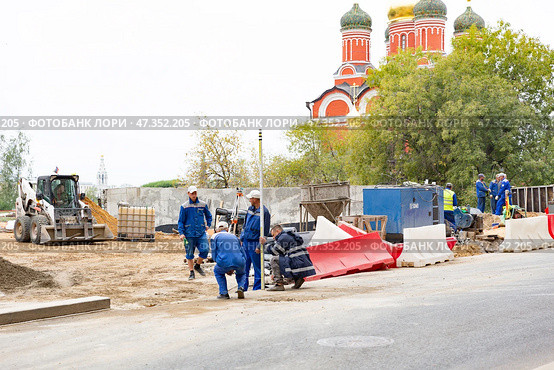 Patriarchal Compound of Temples in Zaryadye in Kitay-gorod, Repair of sidewalks (2017 год). Редакционное фото, фотограф Ирина Мойсеева / Фотобанк Лори
