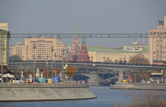 Патриарший пешеходный мост через Москву-реку, Пречистенская набережная. Город Москва (2018 год). Редакционное фото, фотограф lana1501 / Фотобанк Лори