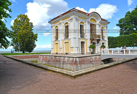 Павильон "Эрмитаж" в  Нижнем парке. Петергоф (2015 год). Редакционное фото, фотограф Ирина Борсученко / Фотобанк Лори