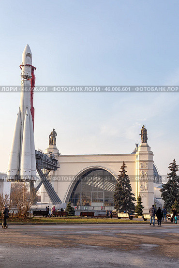Павильон "Космос" и макет ракеты "Восток" на ВДНХ, Москва (2014 год) Редакционное фото, фотограф Лариса Гордеева / Фотобанк Лори