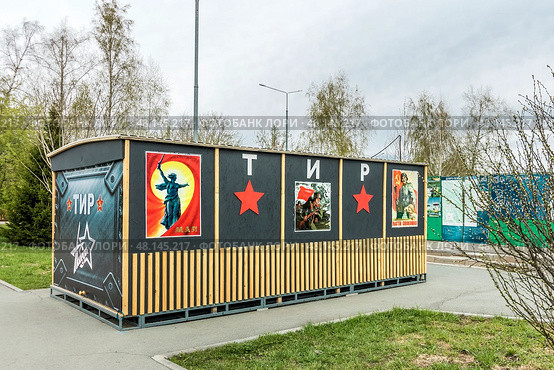 Павильон тира в центральном городском парке. Город Бердск, Новосибирская область, Западная Сибирь России. Редакционное фото, фотограф Евгений Мухортов / Фотобанк Лори