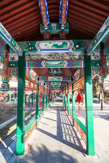 Павильоны, коридоры и деревянные расписные конструкции в парке. The Palace park (Forbidden City) located in Beijing, China (2024 год). Редакционное фото, фотограф Кекяляйнен Андрей / Фотобанк Лори