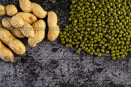 peanut and Mung bean on a black cement floor background. Стоковое фото, агентство Ingram Publishing / Фотобанк Лори