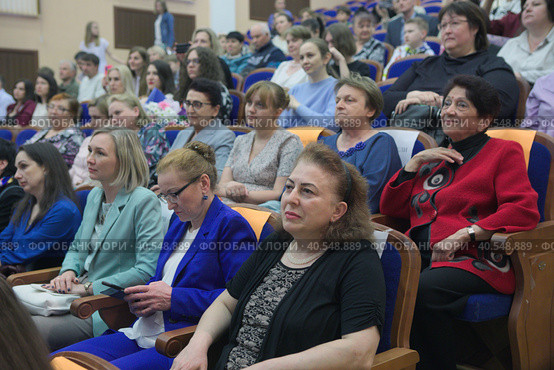Педагоги школы в Балашихинской школе искусств им. Г.В. Свиридова в день выпуска (2023 год). Редакционное фото, фотограф Дмитрий Неумоин / Фотобанк Лори