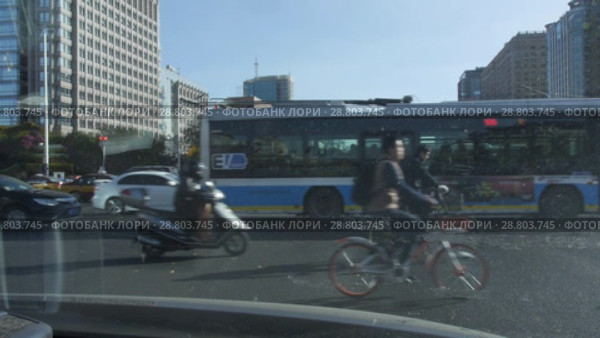Пекин. Движение на улицах. Beijing. Traffic during the day. Streets of the city. (2018 год). Стоковое видео, видеограф Евгений Романов / Фотобанк Лори