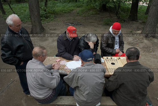 Пенсионеры играют в карты (2008 год). Редакционное фото, фотограф Юрий Синицын / Фотобанк Лори
