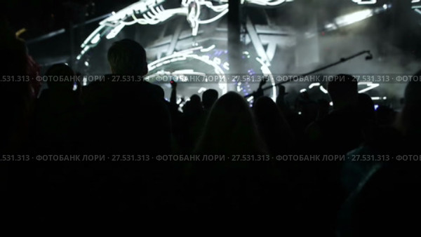 People are dancing in front of the stage. Стоковое видео, видеограф Roman Larchikov / Фотобанк Лори