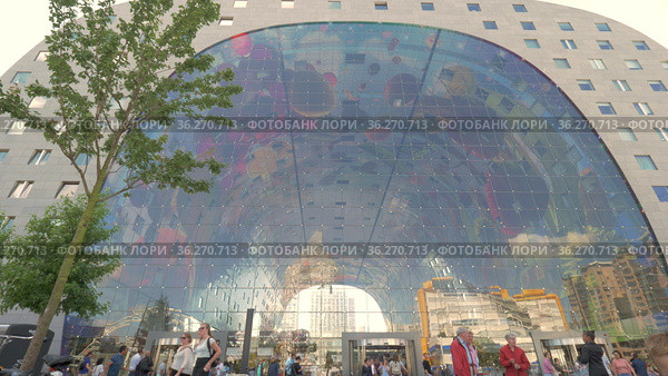 People at Market Hall entrance, Rotterdam (2016 год). Редакционное фото, фотограф Данил Руденко / Фотобанк Лори