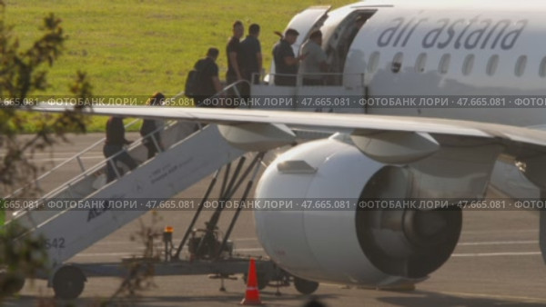 People Boarding Aircraft Using Airstairs (2024 год). Редакционное видео, видеограф Игорь Жоров / Фотобанк Лори