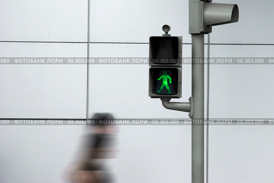People crossing the road in motion efect with the green safe signal. . Стоковое фото, агентство Ingram Publishing / Фотобанк Лори