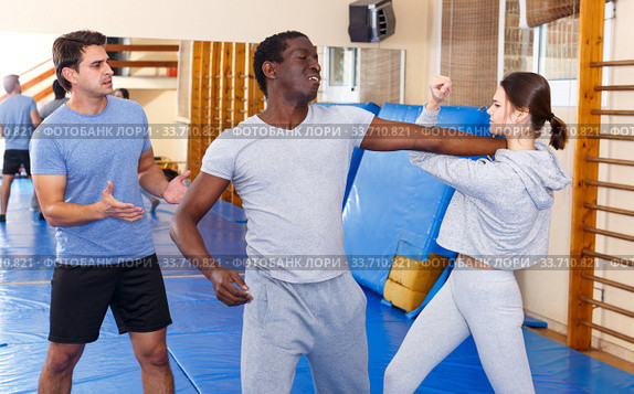 People fighting with coach at gym. Стоковое фото, фотограф Яков Филимонов / Фотобанк Лори