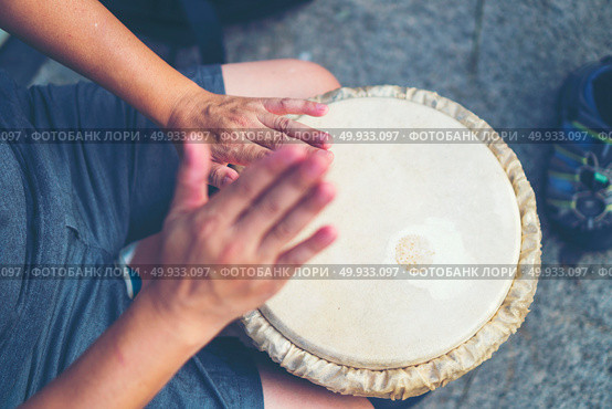 People hands playing music at djembe drums, vintage filter image. Стоковое фото, агентство Ingram Publishing / Фотобанк Лори