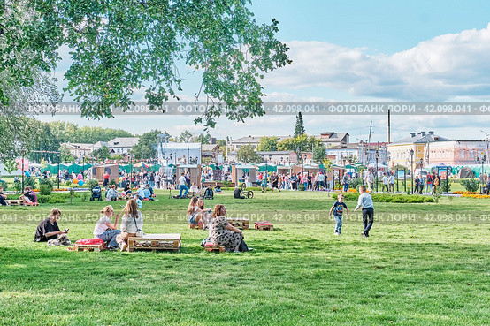 People resting in clearing during traditional summer Irbit fair, Russia (2023 год). Редакционное фото, фотограф Ирина Кононова / Фотобанк Лори