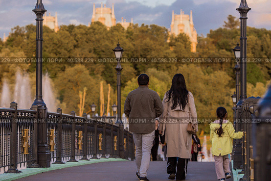 People walk on a summer evening in Tsaritsyno Park. Natural Museum-reserve "Tsaritsyno". Fountain in Tsaritsyno Park. (2023 год). Редакционное фото, фотограф Photojuli / Фотобанк Лори