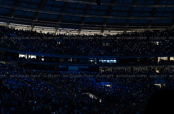 People with lights in darkness. Crowd of unrecognizable music fans waving mobile flashlights at the concert at stadium. Стоковое фото, фотограф Данила Большаков / Фотобанк Лори