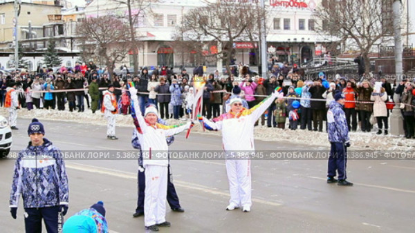 Передача эстафеты. Олимпийский факел в Екатеринбурге (2013 год). Редакционное видео, видеограф Никита Майков / Фотобанк Лори