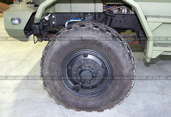 Переднее колесо - макетный образец автомобиля "Урал-66" (2021 г.). Музейно-выставочный центр автозавода «УРАЛ». Город Миасс, Челябинская область. Редакционное фото, фотограф Алексей Иванов / Фотобанк Лори