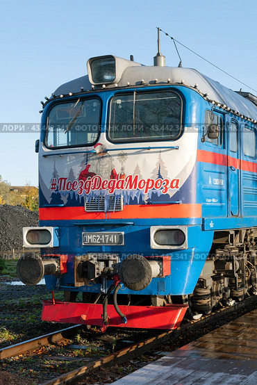 Передняя часть советского тепловоза ДМ62-1741( локомотив поезда Деда Мороза) крупным планом солнечным октябрьским утром. Станция Сортавала (2023 год). Редакционное фото, фотограф Виктор Карасев / Фотобанк Лори