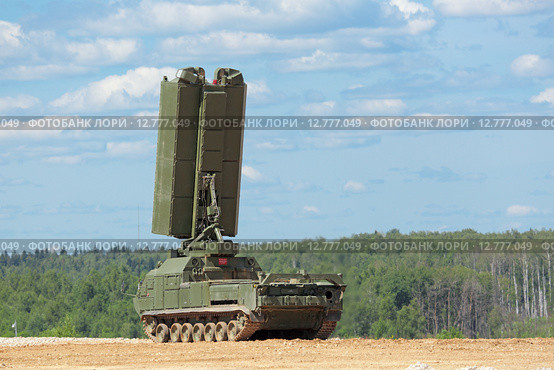 Передвижная радиолокационная станция из семейства ЗРК С-300 на Международном военно-техническом форуме "Армия-2015" на полигоне "Алабино" в Московской области. Редакционное фото, фотограф Игорь Долгов / Фотобанк Лори