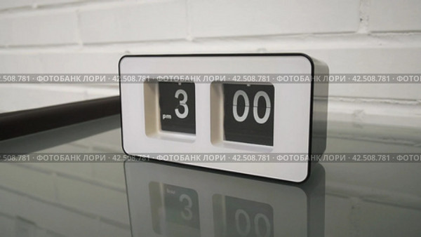 Перекидной циферблат часов будильника. Flip clock mechanism. 3:00 PM. Flip clock watch face. White brick wall in the background. Slow motion 240 fps. Стоковое видео, видеограф EStarodubov / Фотобанк Лори