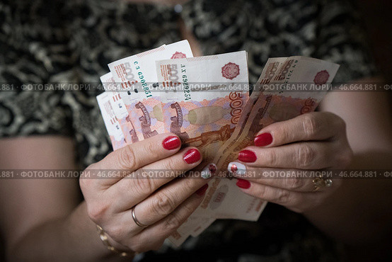 Пересчет банкнот номиналом 5000 российских рублей. Стоковое фото, фотограф Александр Манзюк / ТАСС / Фотобанк Лори