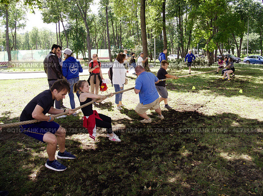 Перетягивание каната на спортивном празднике в Лужниках (2019 год). Редакционное фото, фотограф Сергей Никифоров-Гордеев / Фотобанк Лори