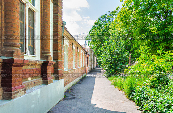Переулок Антона Глушко в Таганроге Ростовской области (2015 год). Стоковое фото, фотограф Алёшина Оксана / Фотобанк Лори