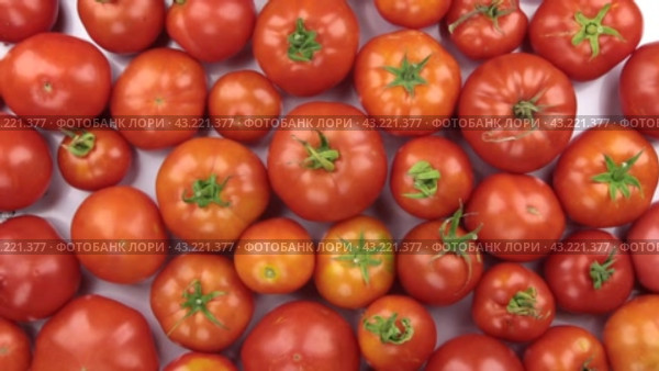 Переворачивание горки красных помидоров. Вид сверху. Rotation of a heap of red tomatoes. Стоковое видео, видеограф Александр Собко / Фотобанк Лори