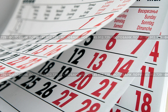 Переворачивание листов календаря с черными и красными цифрами / Flipping of calendar sheets with black and red numbers. Стоковое фото, фотограф Петроченко Мария Петровна / Фотобанк Лори