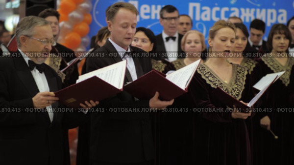 Performance of Russian choir with director at Moscow airport (2017 год). Редакционное видео, видеограф Данил Руденко / Фотобанк Лори