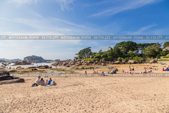 Перрос-Гирек (Perros-Guirec), Франция. Живописный пляж на берегу Розового гранита. (2017 год). Редакционное фото, фотограф Rokhin Valery / Фотобанк Лори
