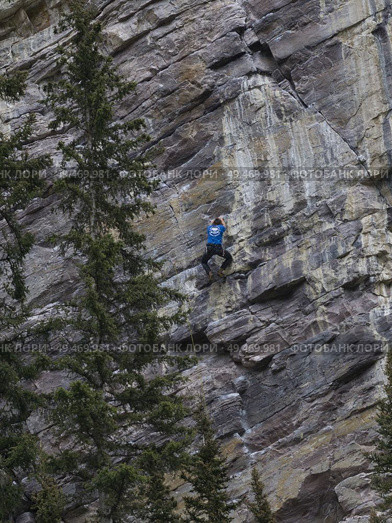 Person climbing rock, Lake Louise, Improvement District 9, Banff National Park, Alberta, Canada. Стоковое фото, агентство Ingram Publishing / Фотобанк Лори