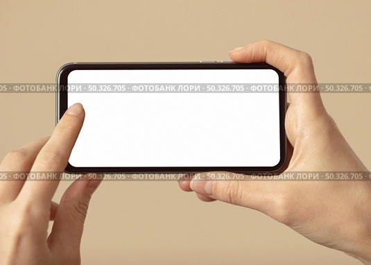 person holding mobile phone with white screen. Resolution and high quality beautiful photo. person holding mobile phone with white screen. High quality beautiful photo concept. Стоковое фото, агентство Ingram Publishing / Фотобанк Лори