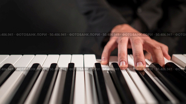 person playing digital piano close up. Стоковое фото, агентство Ingram Publishing / Фотобанк Лори