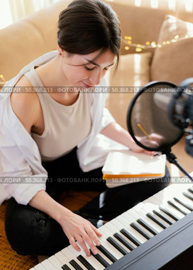 person producing music indoors 5. person producing music indoors 4. Стоковое фото, агентство Ingram Publishing / Фотобанк Лори