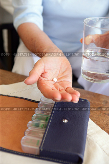 Person taking medication. Стоковое фото, агентство Ingram Publishing / Фотобанк Лори