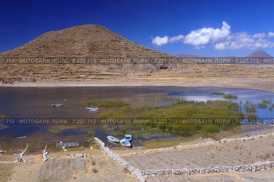 peru - lake titicaca located on the border of peru and bolivia.the highest commercially navigable lake in the worldPeru, South America, Titicaca Lake, Beach. Стоковое фото, агентство BE&W Photo / Фотобанк Лори
