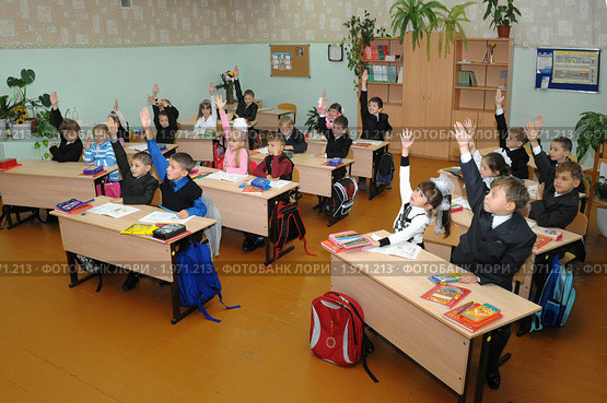 Первоклассники готовы ответить на вопрос учителя (2010 год). Редакционное фото, фотограф Вячеслав Палес / Фотобанк Лори